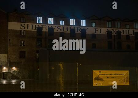 REDAKTIONELLE VERWENDUNG NUR EINE Lichtinstallation des Künstlers Andy McKeown wurde im ältesten Eisenrahmen-Gebäude der Welt, der denkmalgeschützten Main Mill in Shrewsbury Flaxmill Maltings, enthüllt, da Historic England die Phase der Gerüstentfernung des &pound;28 Millionen Restaurierungsprojekts feiert. Stockfoto