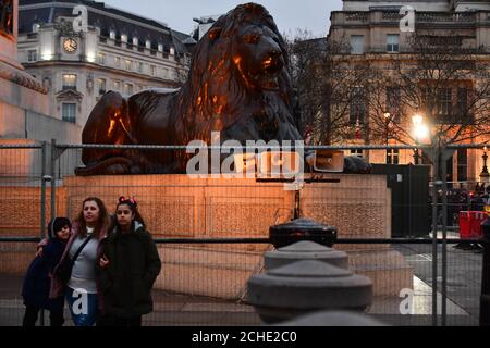 Im Vorfeld der Neujahrsfeiern werden um die Löwenskulpturen am Fuß der Nelson-Säule am Trafalgar Square in London Barrieren aufgestellt. Stockfoto