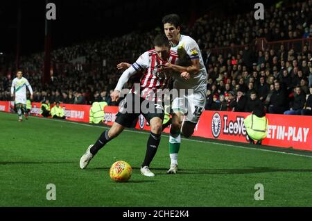 Norwich City's Time Klose und Brentfords Henrik Dalsgaard während des Sky Bet Championship Spiels im Griffin Park, London. Stockfoto