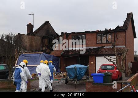 Ermittler am Tatort nach einem Hausbrand in der Peartree Road, Kirton, in der Nähe von Boston, in Lincolnshire, wo die Polizei eine inländische Morduntersuchung eingeleitet hat, nachdem drei Menschen nach dem Neujahrsbrand tot aufgefunden wurden. Stockfoto