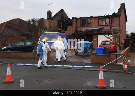 Ermittler am Tatort nach einem Hausbrand in der Peartree Road, Kirton, in der Nähe von Boston, in Lincolnshire, wo die Polizei eine inländische Morduntersuchung eingeleitet hat, nachdem drei Menschen nach dem Neujahrsbrand tot aufgefunden wurden. Stockfoto