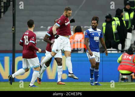 Marko Arnautovic von West Ham United feiert das erste Tor seines Spielers während des Emirates FA Cup, dem dritten Rundenspiel im London Stadium. Stockfoto