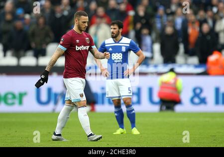 Marko Arnautovic von West Ham United verlässt das Spielfeld während des Emirates FA Cup, dem dritten Spiel im London Stadium. Stockfoto