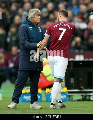 Marko Arnautovic von West Ham United spricht mit Manager Manuel Pellegrini, der während des Emirates FA Cup, dem dritten Spiel im London Stadium, das Spielfeld verlässt. Stockfoto