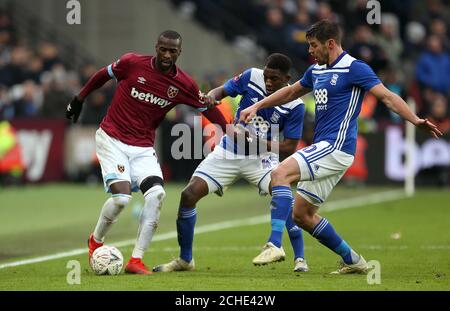 Pedro Obiang (links) von West Ham United kämpft mit Wes Harding (Mitte) von Birmingham City und Lukas Jutkiewicz während des Emirates FA Cup, dem dritten Rundenspiel im London Stadium. Stockfoto