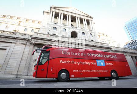 MONTAG, 7. JANUAR, 0001. JANUAR: REDAKTIONELLE NUTZUNG NUR EINES Busses im Stil des Wahlkampfs während des Referendums 2016 außerhalb der Bank of England, London, um Brexit: The Uncivil war zu fördern, einer TV-Show mit Benedict Cumberbatch, die am Montag auf Kanal 4 läuft. Stockfoto