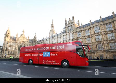 MONTAG, 7. JANUAR, 0001. JANUAR: REDAKTIONELLE NUTZUNG IN Westminster erscheint nur EIN Bus im Stil des Wahlurnenwahlkampfes während des Referendums 2016, um Brexit: The Uncivil war zu fördern, eine TV-Show mit Benedict Cumberbatch, die am Montag auf Channel 4 läuft. Stockfoto