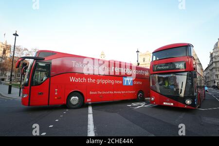 MONTAG, 7. JANUAR, 0001. JANUAR: REDAKTIONELLE NUTZUNG IN Westminster erscheint nur EIN Bus im Stil des Wahlurnenwahlkampfes während des Referendums 2016, um Brexit: The Uncivil war zu fördern, eine TV-Show mit Benedict Cumberbatch, die am Montag auf Channel 4 läuft. Stockfoto