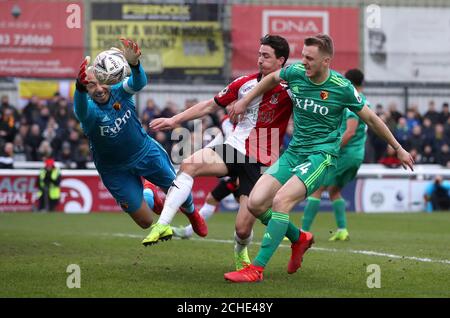 Wokings Greg Luer (Mitte) hat seinen Schuss von Watford-Torhüter Heurelho Gomes während des Emirates FA Cup, dem dritten Runde Spiel im Laithwaite Community Stadium, Woking, gerettet. Stockfoto