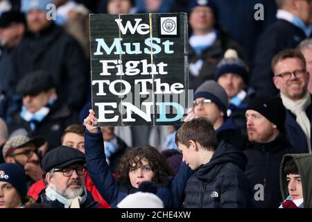 Manchester City Fans halten ein Banner in den Ständen Lesung Wir müssen bis zum Ende kämpfen Stockfoto