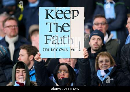 Manchester City Fans halten ein Schild in der Tribüne Lesung Halten Sie den Glauben ist noch nicht vorbei Stockfoto