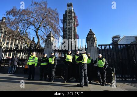 Metropolitan Police Officers stehen vor dem Parlament in London, als die Polizei in der Nähe des Parlaments "angewiesen wurde, angemessen zu intervenieren", wenn das Gesetz gebrochen wird, nachdem Tory-Abgeordnete Anna Soubry sie beschuldigte, Missbrauch zu ignorieren, der auf Politiker und Journalisten geschleudert wurde. Stockfoto