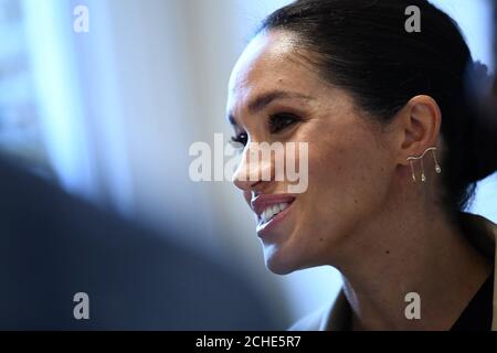 Die Herzogin von Sussex bei ihrem Besuch in Smart arbeitet, in London, an dem Tag, an dem Sie hat ihren Schutzpatron, sowie Schirmherr der National Theatre, dem Verband der Commonwealth Universitäten geworden, und der Tierschutz Nächstenliebe, Mayhew. Stockfoto