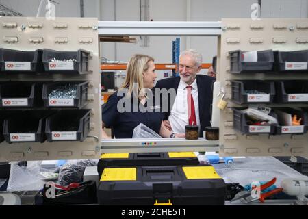 Der Führer der Jeremy Corbyn spricht mit mitglied Emma Anstey bei einem Besuch in OE Elektrik in Wakefield Personal. Stockfoto