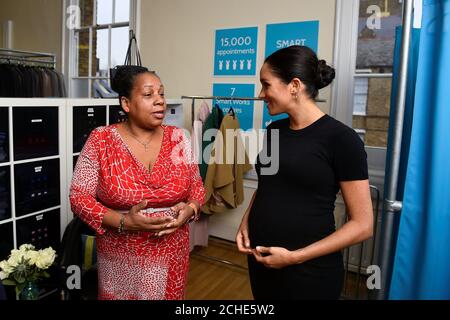 Die Herzogin von Sussex zieht sich mit Patsy Wardally bei ihrem Besuch bei Smart Works in London an dem Tag, an dem sie ihre Schirmherrin geworden ist, sowie als Schirmherrin des National Theatre, der Association of Commonwealth Universities und der Tierschutzhilfe Mayhew aus. Stockfoto