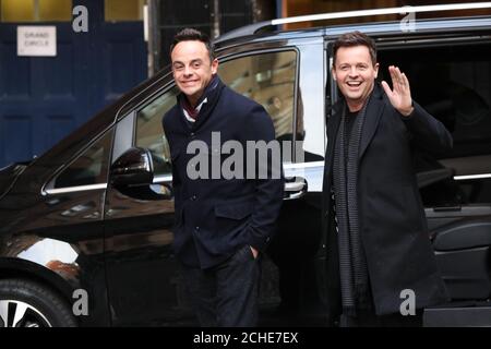 Anthony McPartlin (links) und Declan Donnelly kommen bei Britain's Got Talent Hörproben im London Palladium. Stockfoto