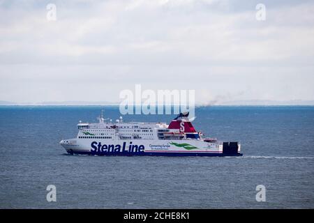 Das von Stenaline betriebene Passagierschiff Stena Superfast VII fährt an der Küste von Whitehead in Nordirland vorbei, nachdem es den Hafen von Belfast auf dem Weg nach Cairnryan in Schottland verlassen hat. Ein nuklearbetriebenes U-Boot der Royal Navy hatte am 6. November 2018 einen beinahe-Fehler mit der Fähre in der Irischen See. Stockfoto