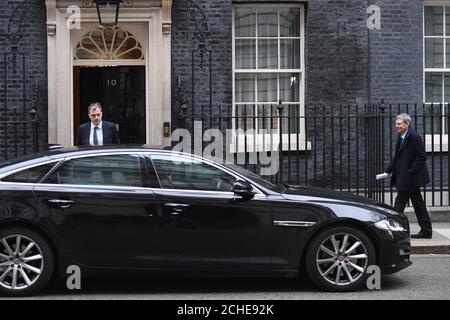 Chief Whip Julian Smith (links) verlässt 10 Downing Street, als Dave Prentis von Unison ankommt, um mit der Regierung über den Brexit zu sprechen. Stockfoto