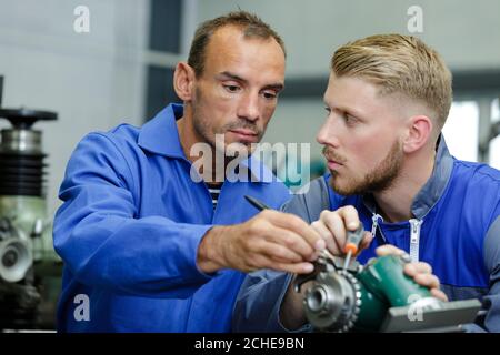 Ingenieur Ausbildung Lehrling auf cnc-Maschine Stockfoto