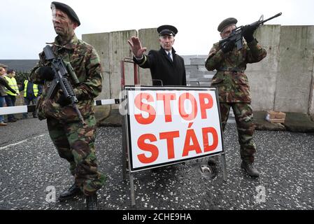 Ein mock Checkpoint besetzt durch Schauspieler verkleidet als Soldaten und Zollbeamte während eines anti-Brexit Kundgebung an der irischen Grenze in der Nähe von Carrickcarnan, Co Louth gebaut. Stockfoto