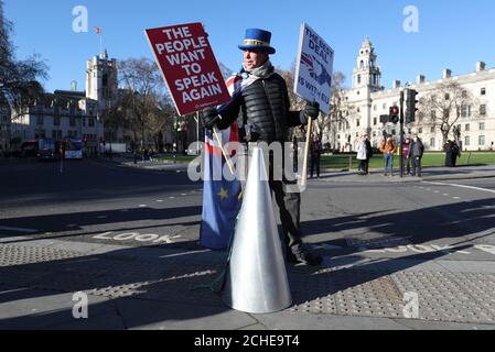 Der Anti-Brexit-Kämpfer Steve Bray hält Plakate, auf denen ein zweites Referendum vor dem Londoner House of Parliament gefordert wird. Stockfoto