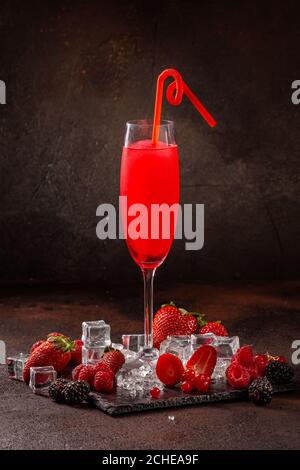 Köstliches kaltes erfrischendes Smoothie-Getränk in Cocktailglas mit Erdbeere Stockfoto