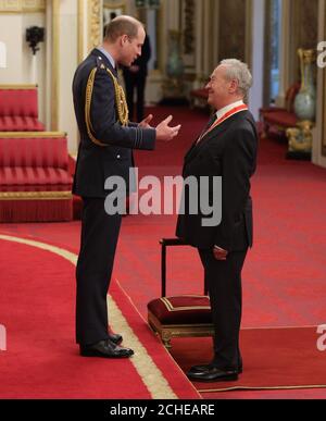 Der Historiker und Sender Simon Schama wird vom Duke of Cambridge während einer Investiturfeier im Buckingham Palace, London, mit einer Ritterschaft ausgezeichnet. Stockfoto