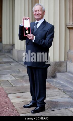 Der Historiker und Sender Sir Simon Schama, nachdem er bei einer Investiturzeremonie im Buckingham Palace, London, die Ritterschaft erhalten hatte. Stockfoto