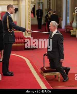 Der Historiker und Sender Simon Schama wird vom Duke of Cambridge während einer Investiturfeier im Buckingham Palace, London, mit einer Ritterschaft ausgezeichnet. Stockfoto