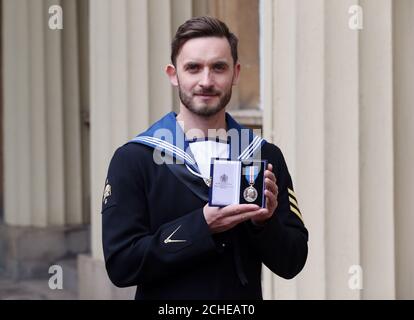 Führender Seaman Simon Wharton, nachdem er die Queen's Gallantry Medal in einer Investiturzeremonie im Buckingham Palace, London, verliehen bekam. Stockfoto