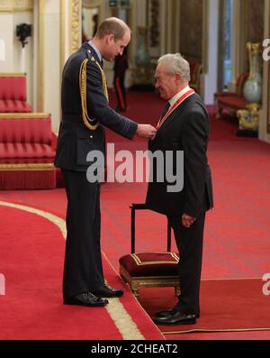 Der Historiker und Sender Simon Schama wird vom Duke of Cambridge während einer Investiturfeier im Buckingham Palace, London, mit einer Ritterschaft ausgezeichnet. Stockfoto