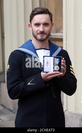 Führender Seaman Simon Wharton, nachdem er die Queen's Gallantry Medal in einer Investiturzeremonie im Buckingham Palace, London, verliehen bekam. Stockfoto