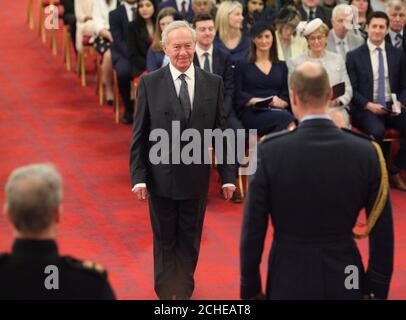 Der Historiker und Sender Simon Schama wird vom Duke of Cambridge während einer Investiturfeier im Buckingham Palace, London, mit einer Ritterschaft ausgezeichnet. Stockfoto