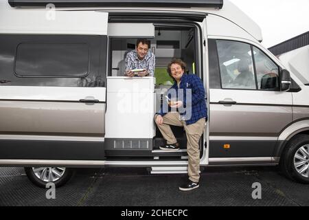 REDAKTIONELLE VERWENDUNG NUR TV-Moderator Matt Allwright und Starkoch Martin Dorey (rechts) feiern die Eröffnung der Caravan, Camping & Reisemobil Show 2019 im NEC, Birmingham. Stockfoto