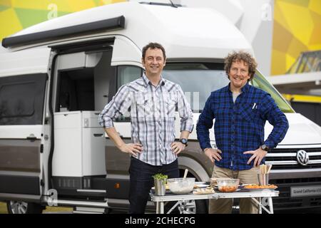 REDAKTIONELLE VERWENDUNG NUR TV-Moderator Matt Allwright und Starkoch Martin Dorey (rechts) feiern die Eröffnung der Caravan, Camping & Reisemobil Show 2019 im NEC, Birmingham. Stockfoto