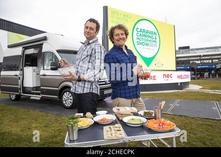 REDAKTIONELLE VERWENDUNG NUR TV-Moderator Matt Allwright und Starkoch Martin Dorey (rechts) feiern die Eröffnung der Caravan, Camping & Reisemobil Show 2019 im NEC, Birmingham. Stockfoto