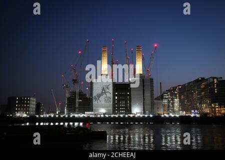 EMBARGO TO 0001 FREITAG 1. MÄRZ REDAKTIONELLE VERWENDUNG NUR EINE Projektion eines Einhorns erscheint im Battersea Power Station, um die Ankündigung zu feiern, dass London die europäische Hauptstadt der Einhorn-Unternehmen ist, ein Begriff, der sich auf ein privat geführtes Start-up-Unternehmen im Wert von über 1 Milliarde US-Dollar bezieht. Stockfoto