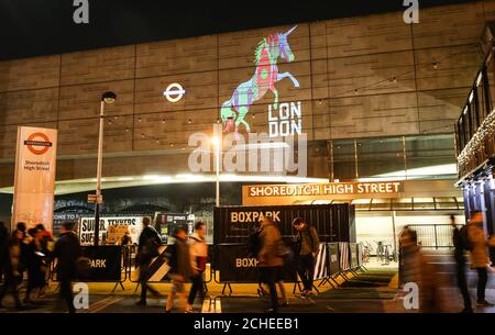 AM 0001. MÄRZ GESPERRT REDAKTIONELLE VERWENDUNG NUR EINE Projektion eines Einhorns erscheint am Shoreditch High Street Station, um die Ankündigung zu feiern, dass London die europäische Hauptstadt der Einhorn-Unternehmen ist, ein Begriff, der sich auf ein privat geführtes Start-up-Unternehmen im Wert von über 1 Milliarde US-Dollar bezieht. Stockfoto