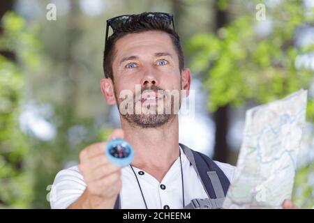 Orientierungslauf im Wald mit Karte und Kompass Stockfoto