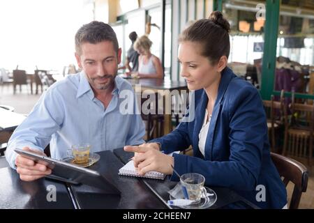Das Geschäftspaar sitzt zusammen im Café während des Abendessens Stockfoto
