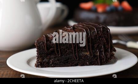 Stück Schokoladenkuchen Zacher auf Teller, Nahaufnahme Stockfoto