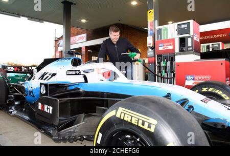 NUR FÜR REDAKTIONELLE ZWECKE David Croft, leitender Kommentator, pumpt Benzin, als Sky Sports F1 eine Garage in High Wycombe in Buckinghamshire übernimmt, um den Fahrern das ultimative Boxenstopp-Erlebnis zu bieten, um die Live- und exklusive F1-Berichterstattung des Senders für die Saison 2019 zu feiern. Stockfoto