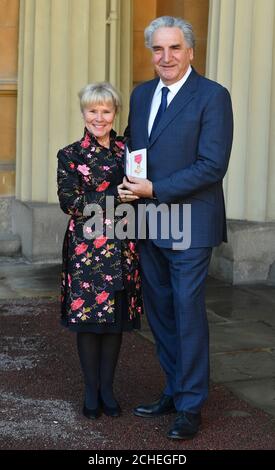 Jim Carter steht mit seiner Frau Imelda Staunton zusammen, während er seine OBE nach einer Investiturzeremonie im Buckingham Palace, London, hält. Stockfoto
