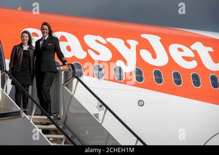 MONTAG, DEN 0001. MÄRZ 18 FÜR REDAKTIONELLE VERWENDUNG DIE 16-jährige Ellie Carter, Großbritanniens jüngste lizenzierte Pilotin, trifft auf Line Training Captain Zoe Ebrey, als sie ihre Flugbetreuung bei easyJet beginnt, um ihre Karrierewünsche am Flughafen Bristol zu erfüllen. Stockfoto