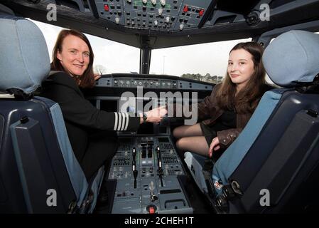 MONTAG, DEN 0001. MÄRZ 18 FÜR REDAKTIONELLE VERWENDUNG DIE 16-jährige Ellie Carter, Großbritanniens jüngste lizenzierte Pilotin, trifft auf Line Training Captain Zoe Ebrey, als sie ihre Flugbetreuung bei easyJet beginnt, um ihre Karrierewünsche am Flughafen Bristol zu erfüllen. Stockfoto