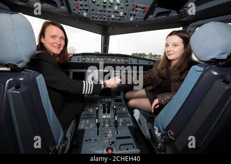 REDAKTIONELLE VERWENDUNG DIE 16-jährige Ellie Carter, Großbritanniens jüngste lizenzierte Pilotin, trifft auf Line Training Captain Zoe Ebrey, als sie ihre Flugmentorschaft bei easyJet beginnt, um ihre Karrierewünsche zu erfüllen, am Flughafen Bristol. Stockfoto