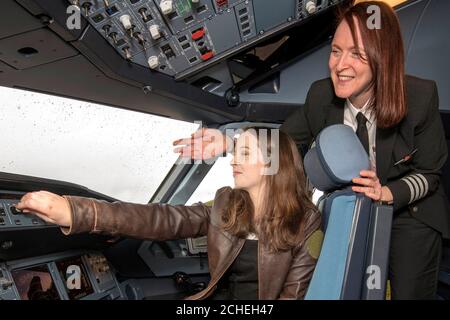 REDAKTIONELLE VERWENDUNG DIE 16-jährige Ellie Carter, Großbritanniens jüngste lizenzierte Pilotin, trifft auf Line Training Captain Zoe Ebrey, als sie ihre Flugmentorschaft bei easyJet beginnt, um ihre Karrierewünsche zu erfüllen, am Flughafen Bristol. Stockfoto