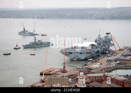 Royal Navy Typ 23 Fregatte HMS Northumberland (2. Links) passiert HMS Queen Elizabeth Dock an HMNB Portsmouth. Stockfoto