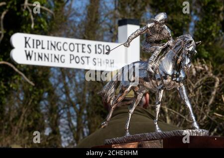 Die Siegertrophäe beim Kiplingcotes Derby, Englands ältestem Pferderennen, das in diesem Jahr sein 500-jähriges Jubiläum feierte. Stockfoto
