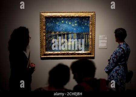 Besucher sehen 'Starry Night' (1888) von Vincent van Gogh während der Vorschau auf die EY Exhibition: Van Gogh and Britain in der Tate Britain, London, die einen neuen Blick auf den Künstler durch seine Beziehung zu Großbritannien wirft. Stockfoto
